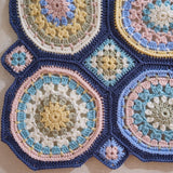 Couverture au crochet avec fenêtres gothiques