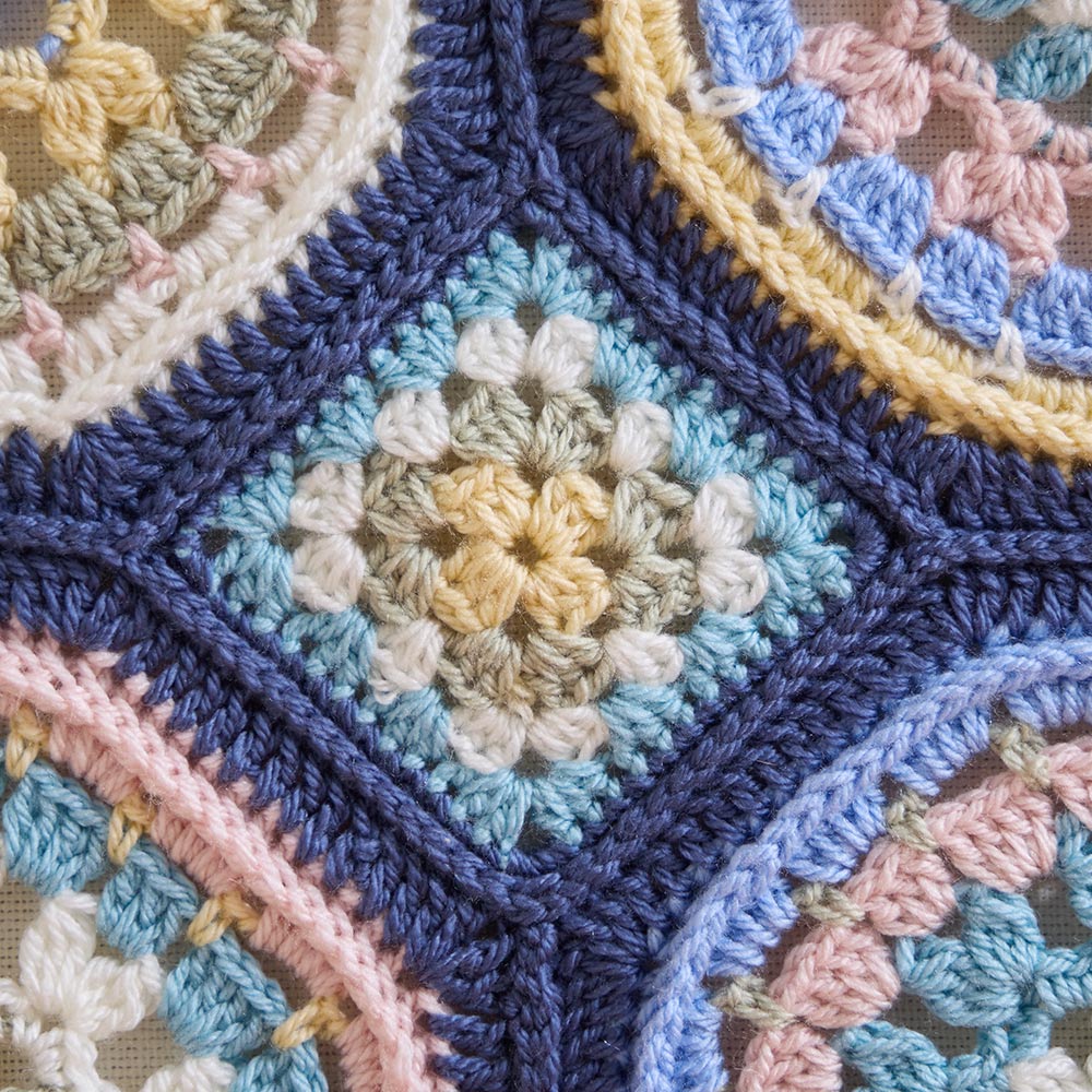 Couverture au crochet avec fenêtres gothiques