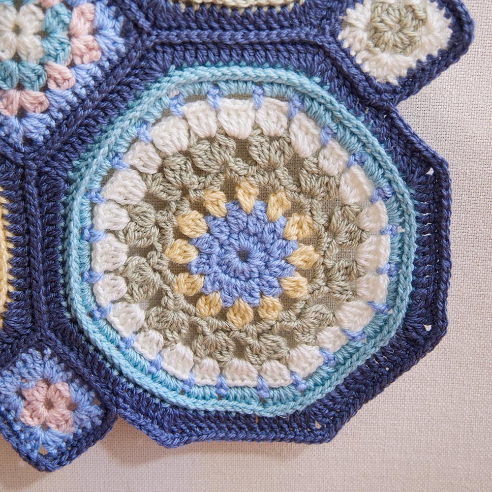 Couverture au crochet avec fenêtres gothiques