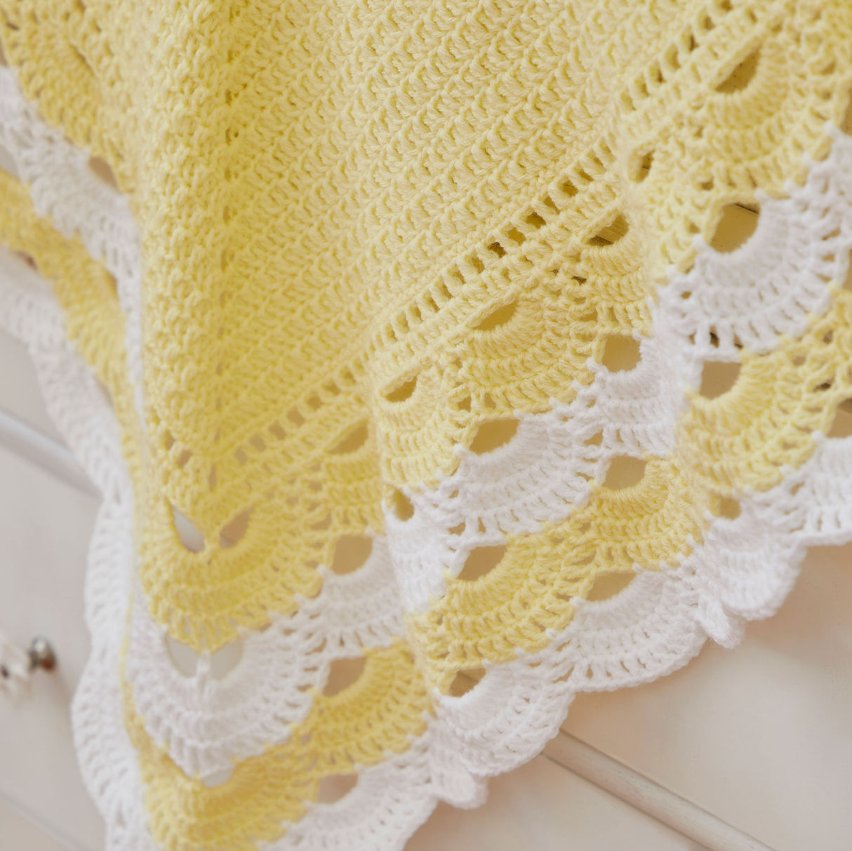 Couverture pour bébé au crochet festonné en dentelle