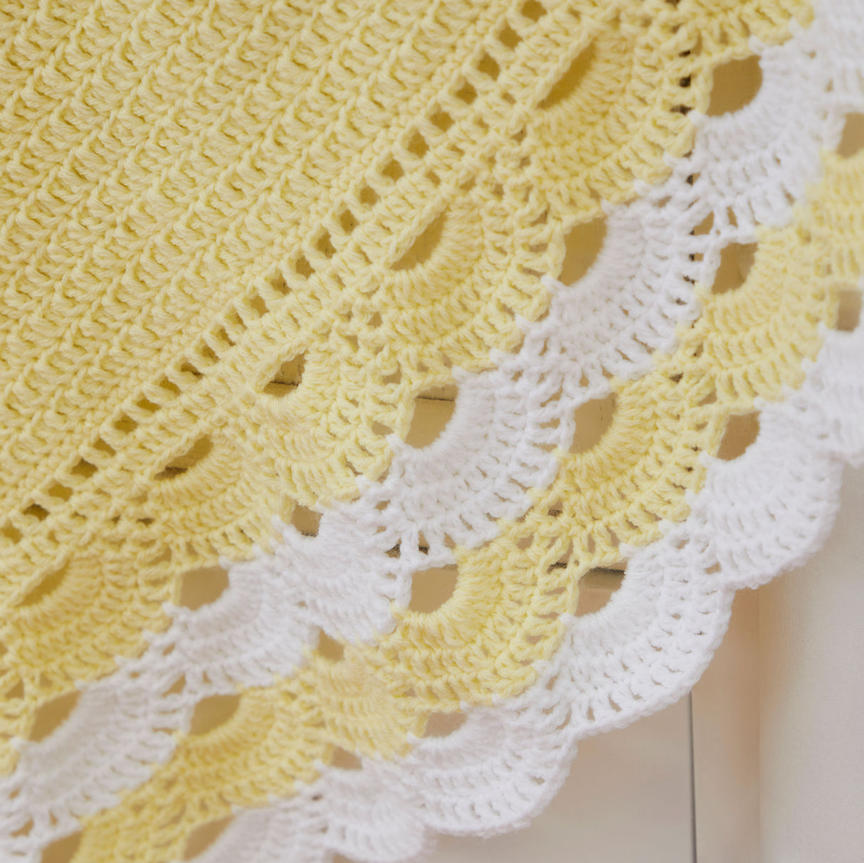 Couverture pour bébé au crochet festonné en dentelle