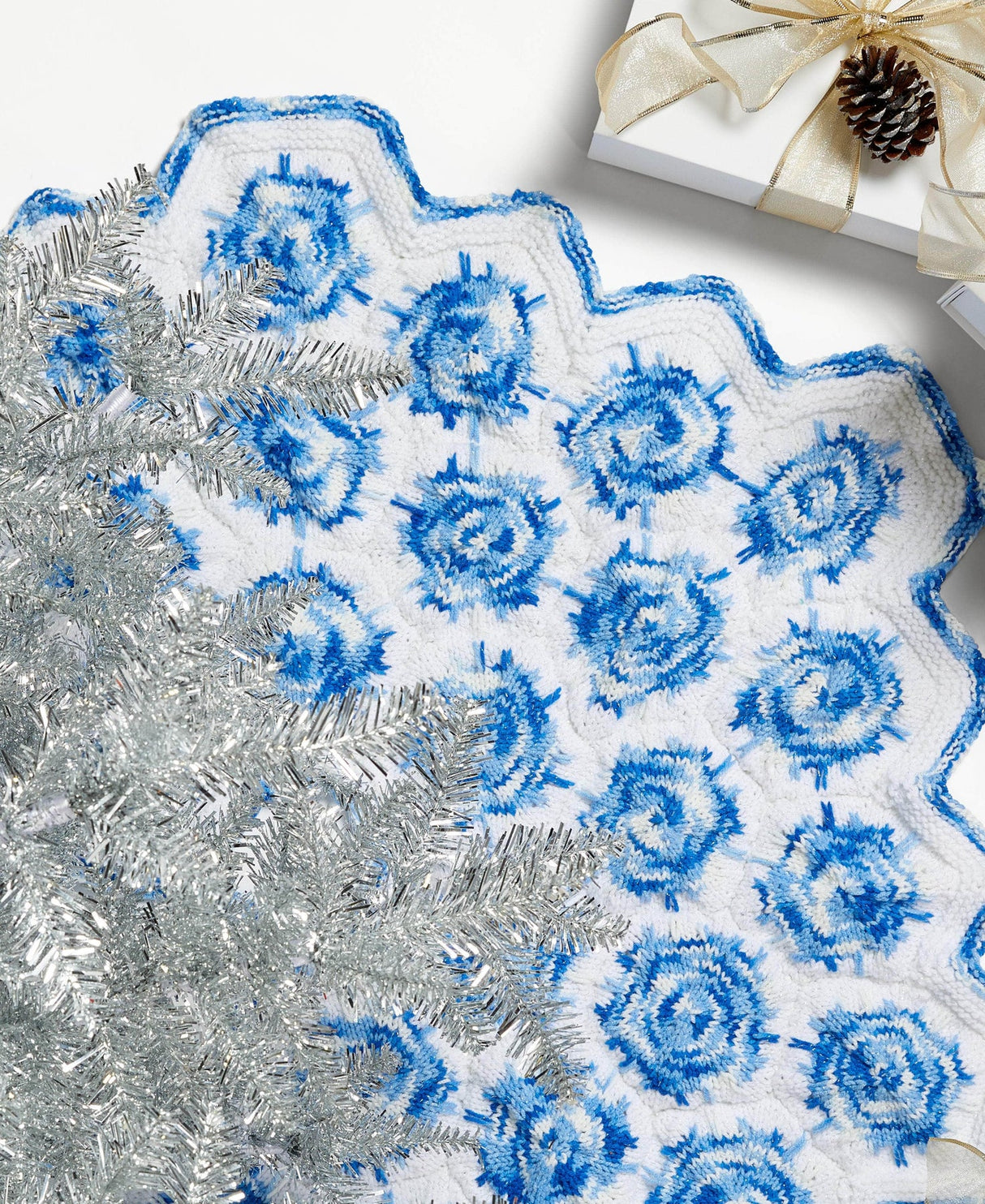 Free Premier Basix Shimmer Crystalized Tree Skirt Pattern